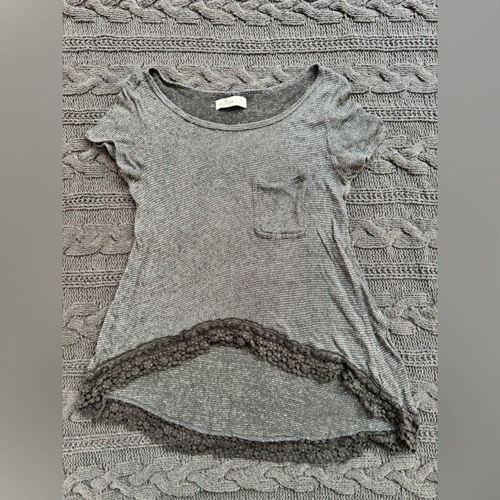 Hollister Gray Short Sleeve Pocket Tee with Lace-Trim Hem (Small, Women)